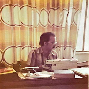 Com uma mesa, três cadeiras, uma máquina de datilografia e um telefone, Felicíssimo José de Sena inicia o escritório no Centro de Goiânia/GO